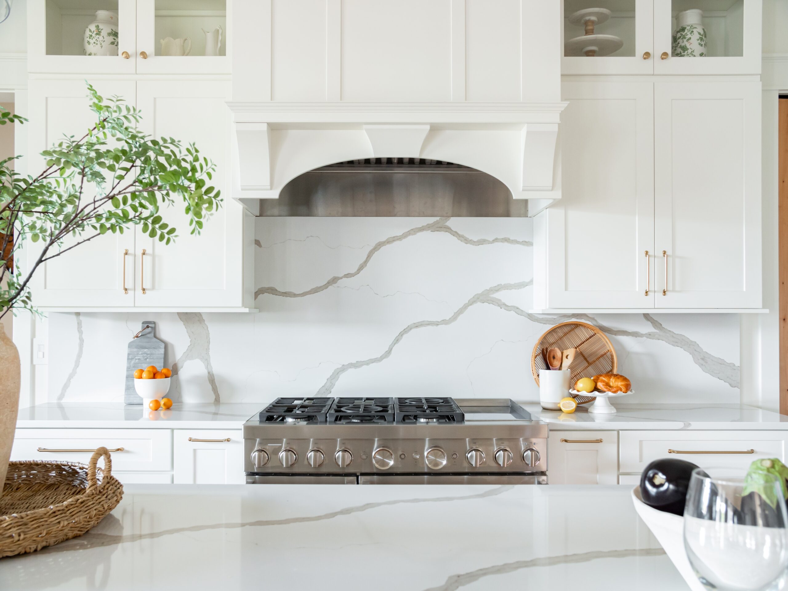 white-quartz-countertop-kitchen